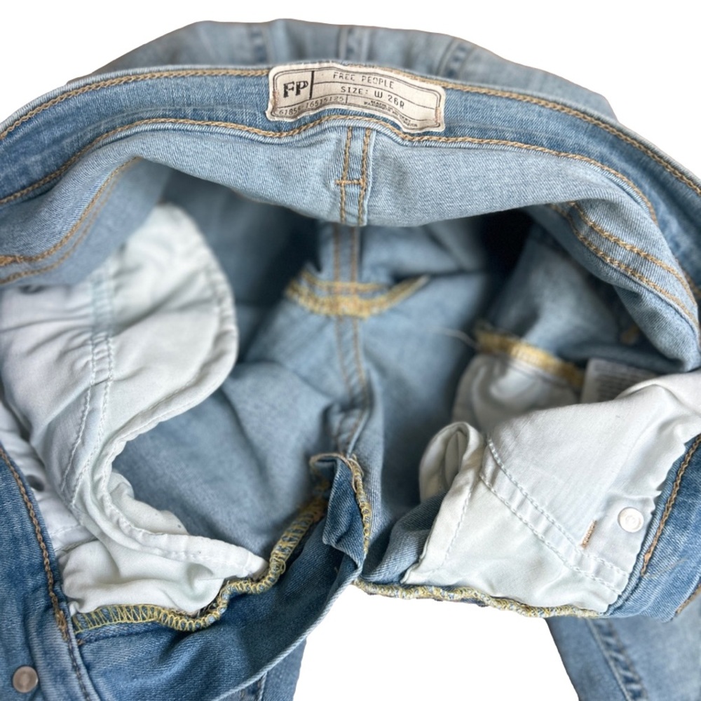 ✨SOLD✨ Free People Women’s Distressed Light Wash Skinny Jeans Size 26 Regular - Picture 4 of 13